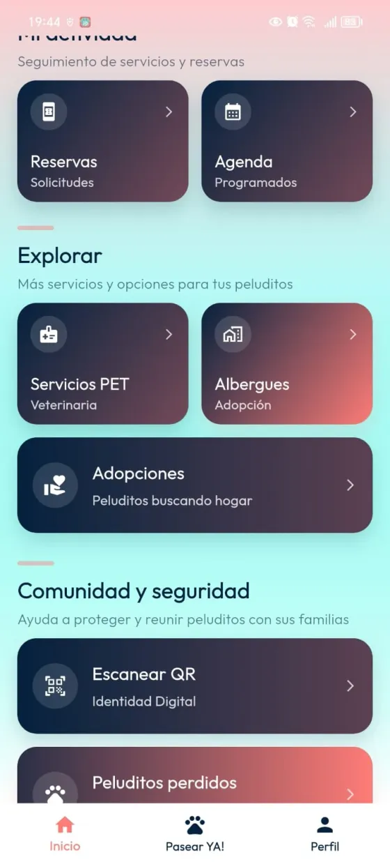 Sección Explorar de Inicio con el acceso Adopciones, Peluditos buscando hogar.