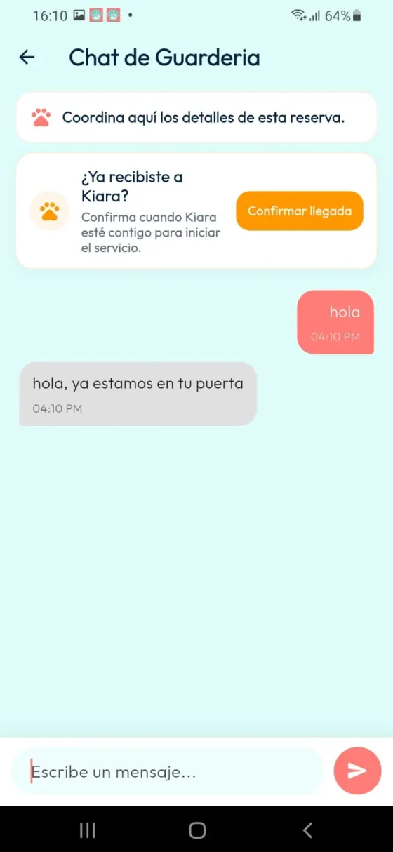 Chat de Guardería antes del inicio con la acción Confirmar llegada.