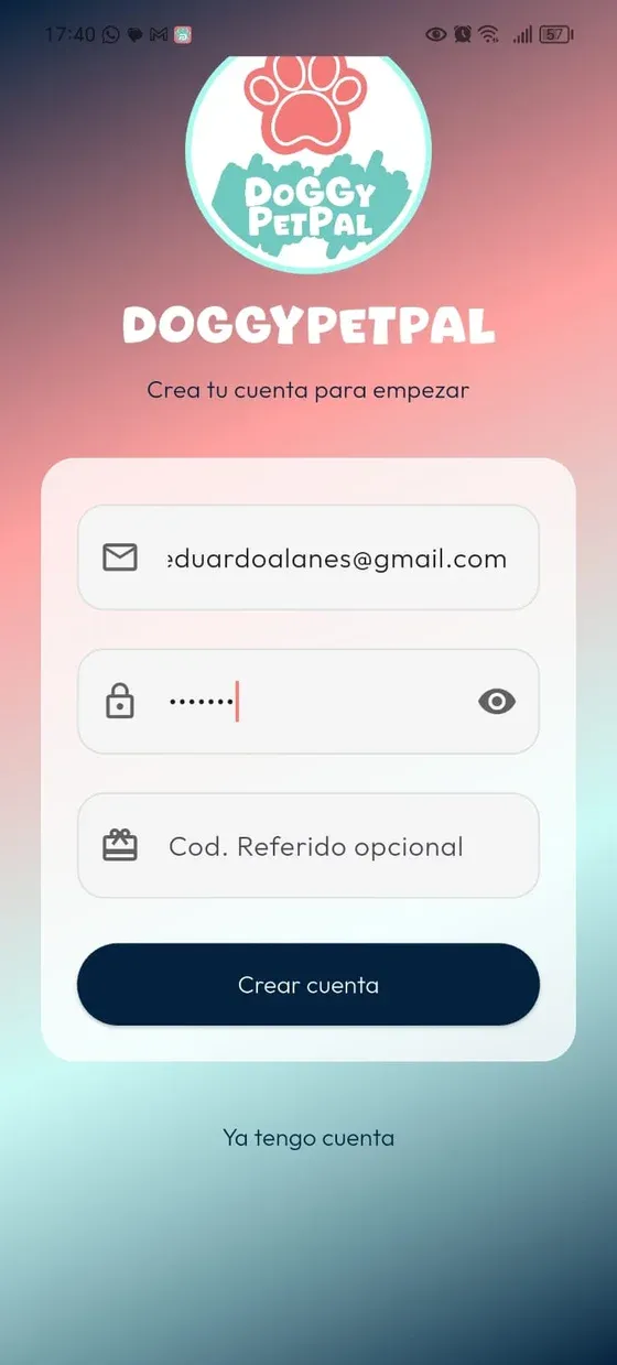 Pantalla real de creación de cuenta en DoGGyPetPal con correo, contraseña, código de referido opcional y botón Crear cuenta.