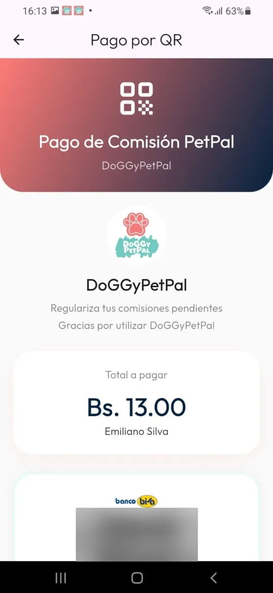 Pantalla Pago de Comisión PetPal con resumen y porción del QR bancario difuminada.