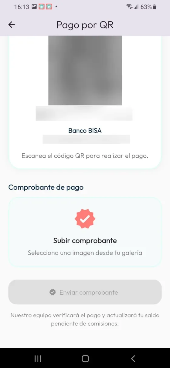 Pantalla de pago de comisión con QR y datos bancarios difuminados, y acción Subir comprobante.