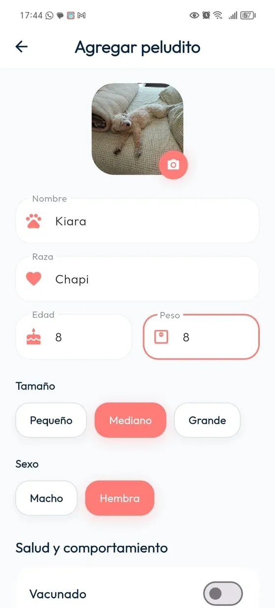 Formulario Agregar peludito con foto de Kiara, nombre, raza, edad, peso, tamaño, sexo y opciones de salud.
