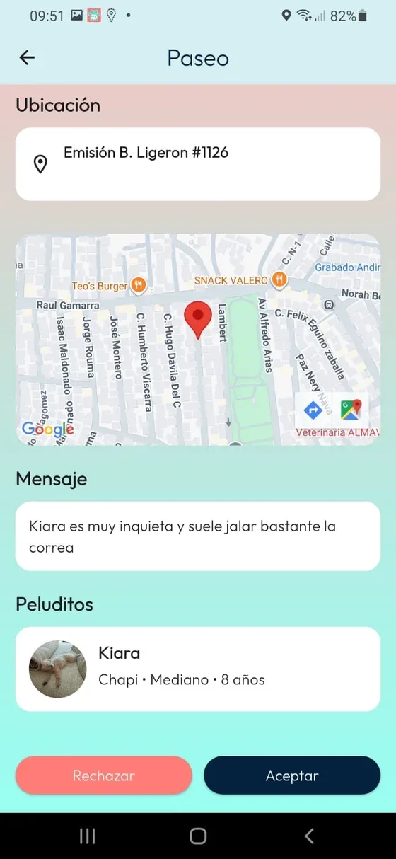 Detalle de paseo con ubicación, mensaje, peludito y botones Rechazar y Aceptar.