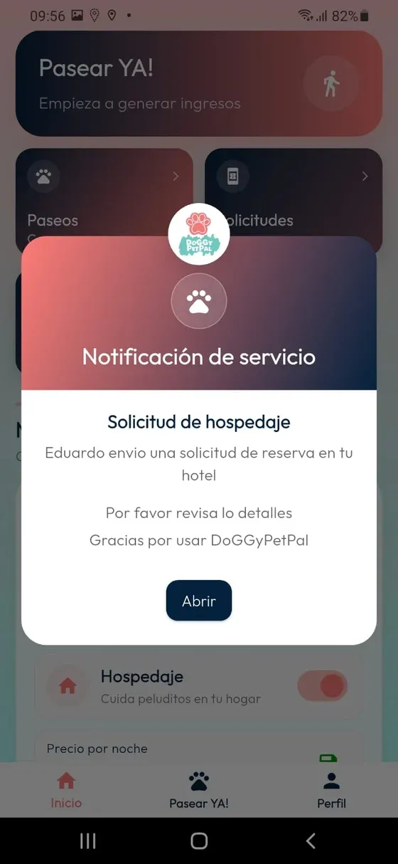 Aviso dentro de la app Solicitud de hospedaje con botón Abrir.