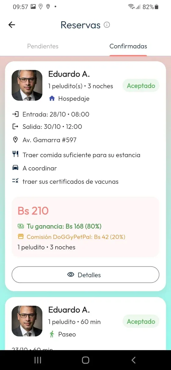 Reservas en Confirmadas con un hospedaje en estado Aceptado y botón Detalles.