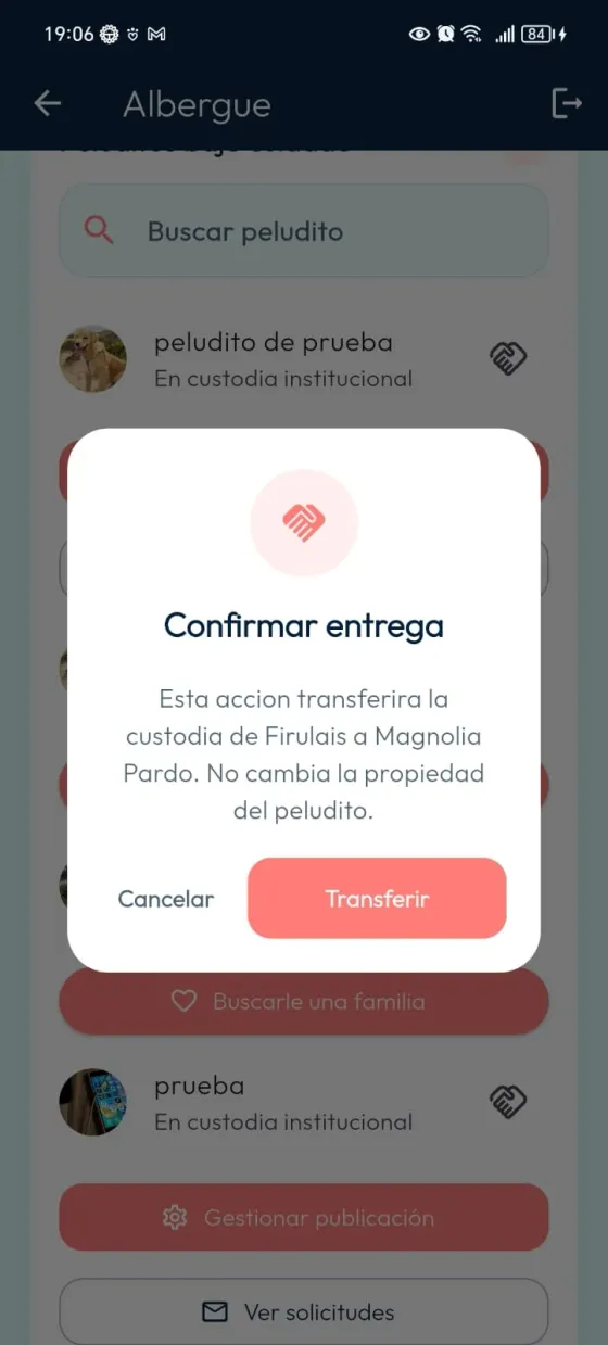 Diálogo Confirmar entrega con peludito, miembro destinatario y botones Cancelar y Transferir.