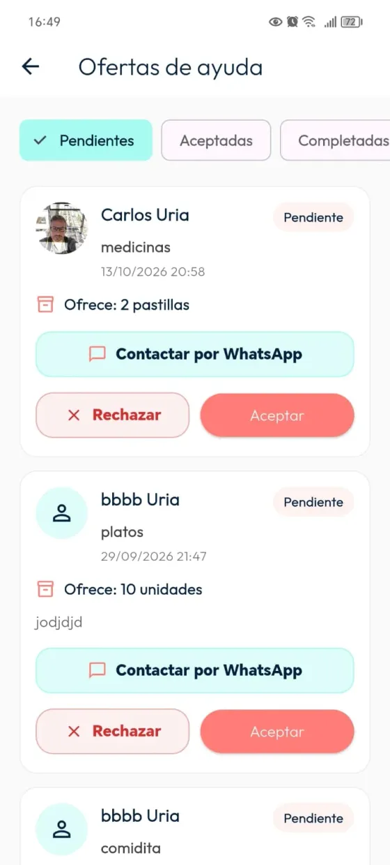 Ofertas de ayuda en la pestaña Pendientes con Contactar por WhatsApp, Rechazar y Aceptar.